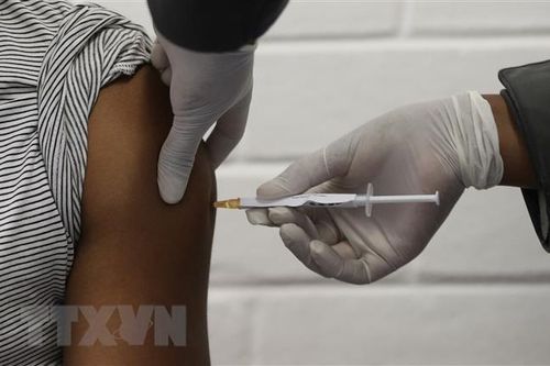 Cựu Thủ tướng Anh kêu gọi tổ chức hội nghị khẩn về vaccine