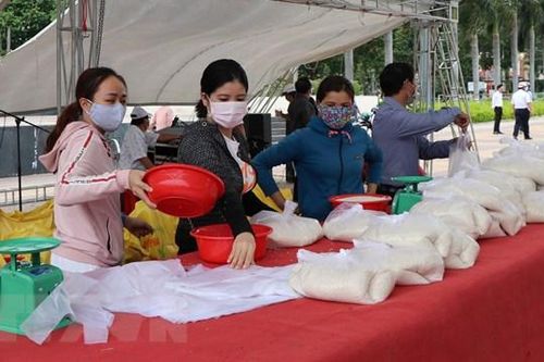 Cấp phát hơn 4.117 tấn gạo để hỗ trợ người dân khó khăn do COVID-19