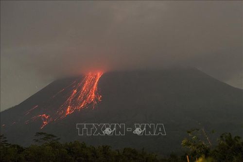 Indonesia: Núi lửa Merapi phun tro bụi bay xa tới 3,5 km