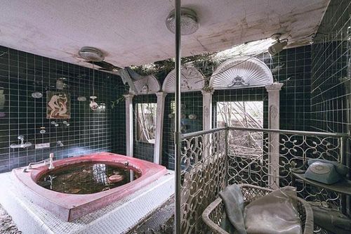 Bí mật bên trong khách sạn 'chỉ dành cho người lớn' bị bỏ hoang vì lời đồn ma ám