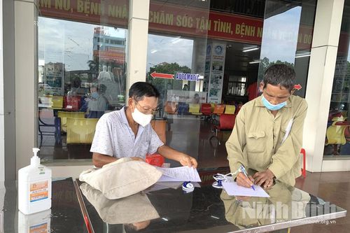 Bệnh viện Đa khoa Ninh Bình: Kiểm soát chặt dịch COVID-19, giúp người dân yên tâm khám chữa bệnh