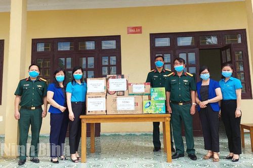 Công đoàn Viên chức tỉnh tặng nhu yếu phẩm cho cơ sở cách ly tập trung huyện Yên Khánh