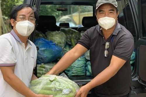 Những ngọn rau, túi gạo nối dài yêu thương