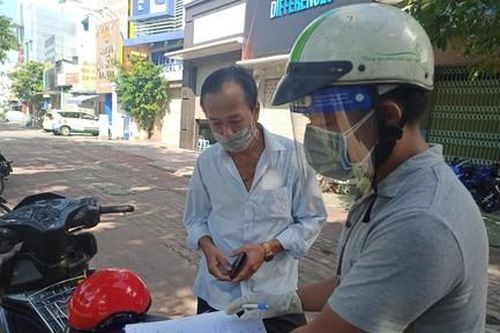 TPHCM: Nhiều người đi tập thể dục, mua thuốc lá bị phạt nghiêm