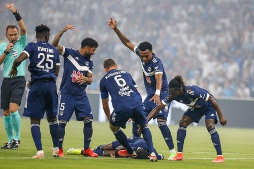 Cầu thủ Ligue 1 đột quỵ trong lúc thi đấu