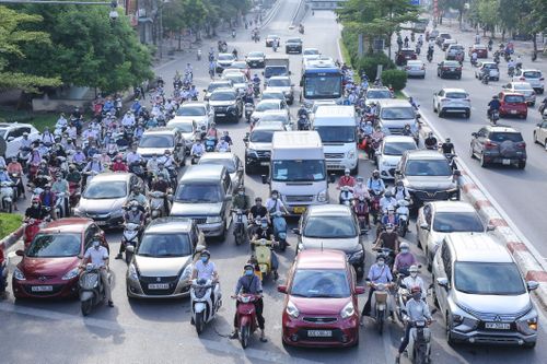 Sáng đầu tuần, đường phố Hà Nội đông đúc như hết giãn cách xã hội