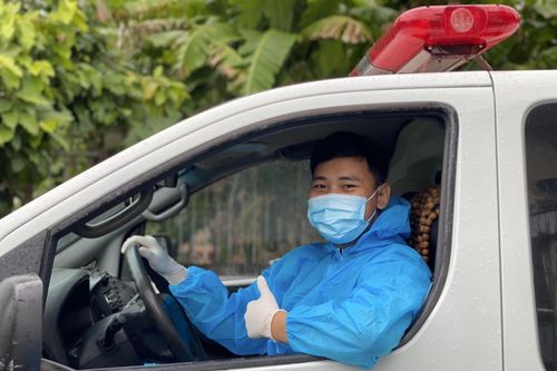 Chàng sinh viên tình nguyện lái xe chở bệnh nhân COVID-19