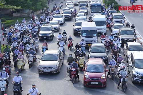Đường phố Hà Nội vẫn nườm nượp xe cộ ngày giãn cách xã hội