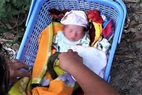Hà Tĩnh: Phát hiện bé gái sơ sinh bị bỏ rơi dưới gốc xoài