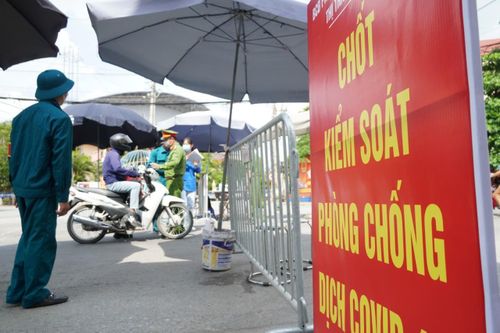 Không được qua chốt, người đàn ông đấm cán bộ kiểm dịch