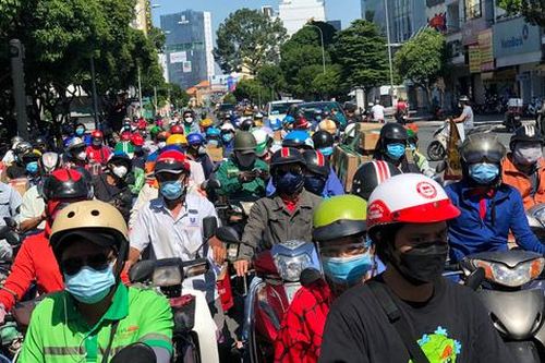 TP.HCM: Người dân đang 'làm lơ' với giãn cách xã hội?