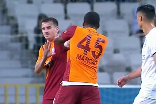 Hai cầu thủ Galatasaray lao vào đấm nhau giữa trận