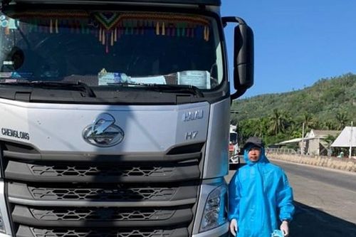 Lợi dụng xe 'luồng xanh' tài xế chở người từ TP HCM về Quảng Nam