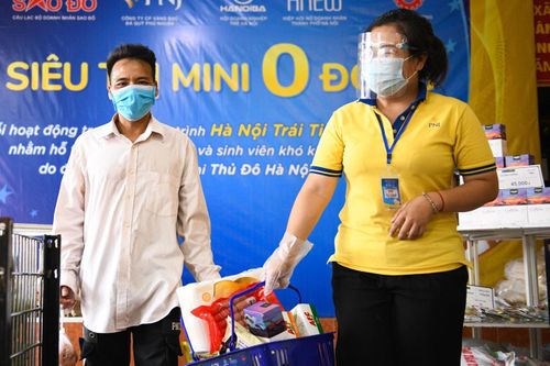 Anh thợ xây nghẹn ngào khi đi siêu thị 0 đồng