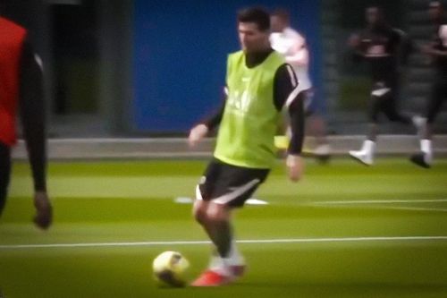 Messi mặc áo tập có màu riêng biệt ở PSG