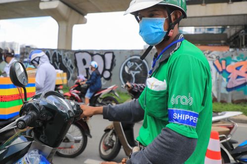 Shipper ở TP.HCM đã dễ giao hàng liên quận hơn