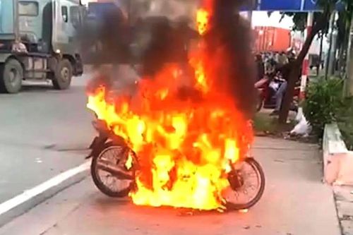 Đốt xe máy khi bị xử lý vi phạm quy định phòng, chống dịch