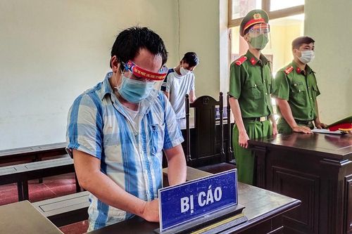 30 tháng tù cho bị cáo đánh cán bộ chốt kiểm dịch