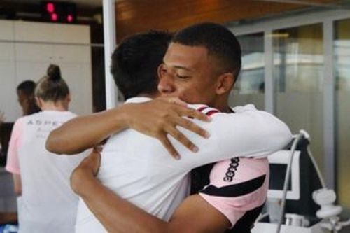 Mbappe vui vẻ khi chung đội với Messi trên sân tập PSG