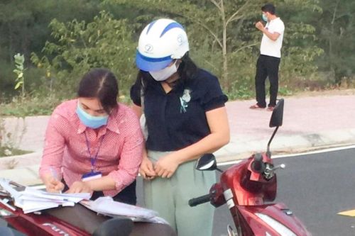 Nữ cán bộ Phú Yên 'đi xem đất' lúc giãn cách xã hội là để mượn tiền?