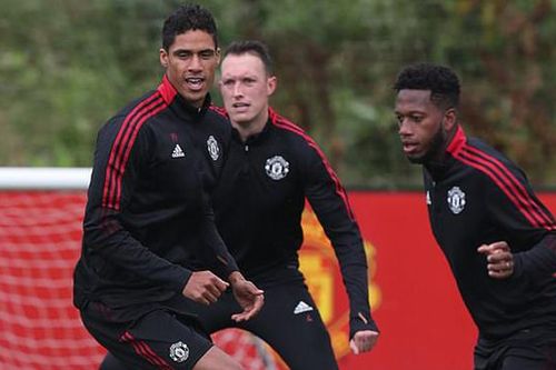 Những hình ảnh đầu tiên của Varane trong buổi tập đầu tiên với MU