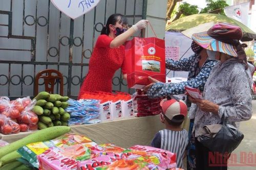Không để người dân bị thiếu đói, không được hỗ trợ y tế