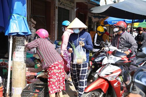 Trước giờ phong tỏa, người dân TP Mỹ Tho ùn ùn đi mua hàng hóa