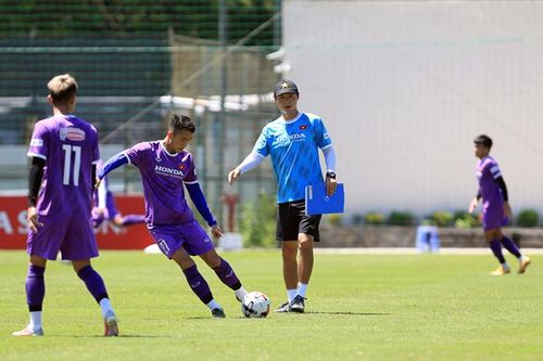 ĐT U22 Việt Nam căng mình tập luyện dưới nắng gắt