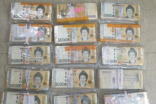 Mua chiếc tủ lạnh cũ, sốc khi phát hiện 2 tỷ đồng giấu bên dưới