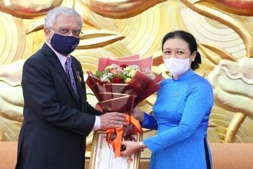 Trao Kỷ niệm chương cho Điều phối viên thường trú của Liên hợp quốc tại Việt Nam