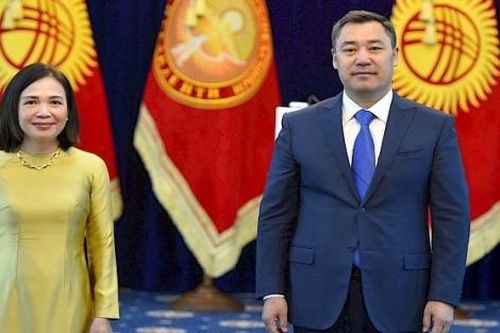 Đại sứ Nguyễn Thị Hồng Oanh trình Thư ủy nhiệm lên Tổng thống Kyrgyzstan