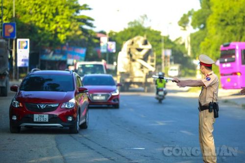 Hà Nội: Người đàn ông đấm cán bộ chốt kiểm dịch