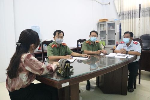 Nhắc nhở người phụ nữ có bình luận không đúng sự thật liên quan đến tình hình dịch bệnh Covid-19