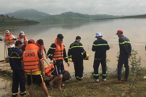 Hai học sinh bị nước cuốn mất tích