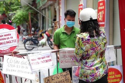 'Chợ nhà giàu' Hà Nội thời giãn cách: Giao dịch qua rào chắn