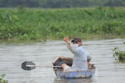 Mưu sinh trên dòng sông Sài Gòn thời dịch bệnh