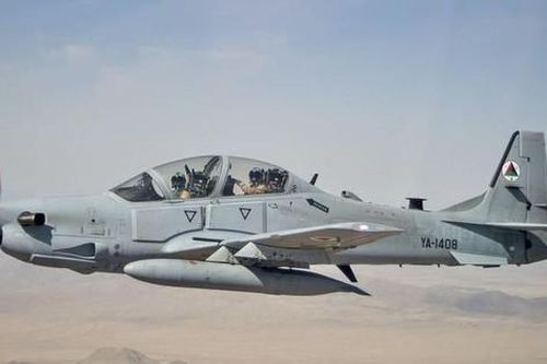 Hàng trăm binh sĩ Afghanistan dùng máy bay quân sự tháo chạy sang Uzbekistan