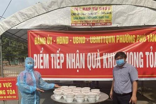Chi 10 tỷ đồng tự nấu cơm gửi các khu cách ly