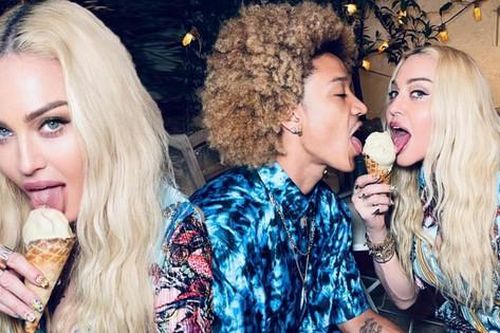 Madonna đón sinh nhật tuổi 63 bên bạn trai kém 36 tuổi