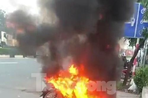 Bị kiểm tra vì ra đường trong thời gian giãn cách: Người đàn ông châm lửa đốt xe