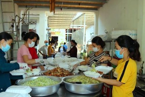 Một đại gia đình nấu 400 suất cơm/ngày hỗ trợ người dân cách ly