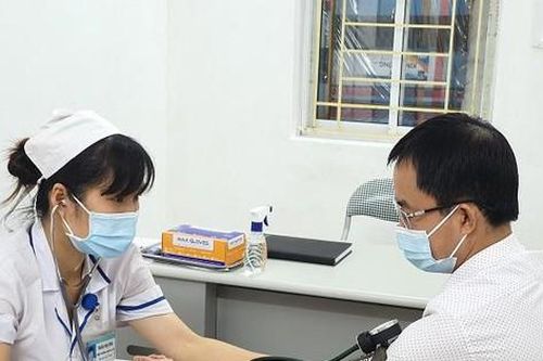 Tiêm vắc xin COVID-19 và 'hội chứng áo choàng trắng'