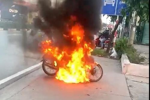 Xem xét xử lý thanh niên đốt cháy xe máy khi bị lập biên bản vi phạm