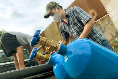 Đổ xô mua máy tạo ô-xy, máy trợ thở giá cao