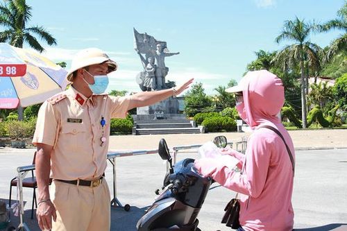 Tăng cường kiểm soát người lưu thông ngày đầu cách ly thành phố Vinh