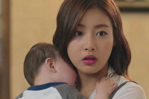 Con mới được 6 tháng đã ly hôn, bế con ra khỏi nhà chồng, 5 năm sau con dâu làm 1 việc khiến mẹ chồng chết không nhắm mắt