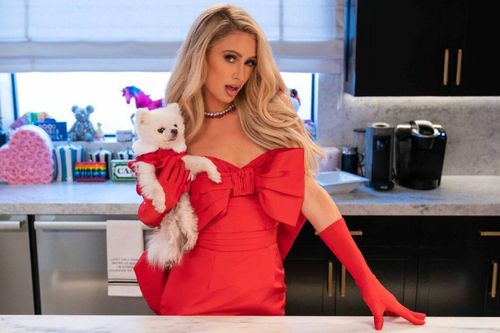 Paris Hilton vào bếp sang chảnh như diễn catwalk trong show nấu ăn