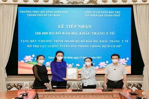 HĐND TP.HCM tiếp nhận 200.000 bộ đồ bảo hộ, khẩu trang y tế