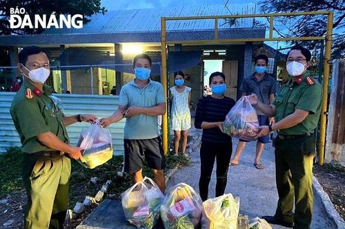 Hết lòng chăm lo cho dân