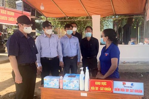 Phó Bí thư Thường trực Tỉnh ủy kiểm tra các chốt bảo vệ ''vùng xanh'' ở Đam Rông